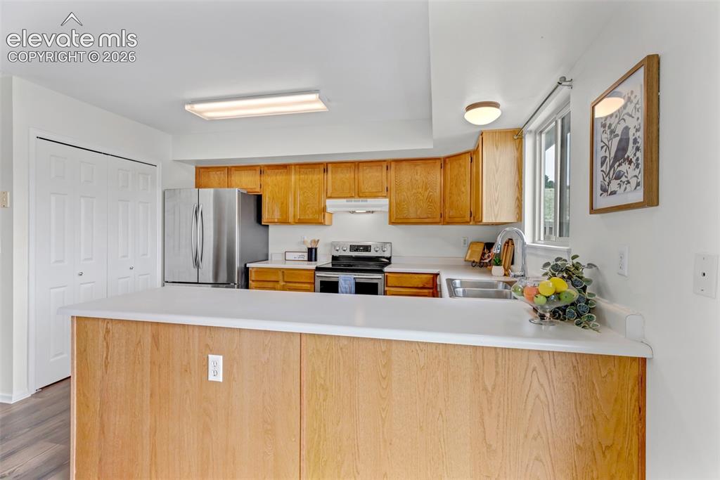 Image 9 of 31: Kitchen