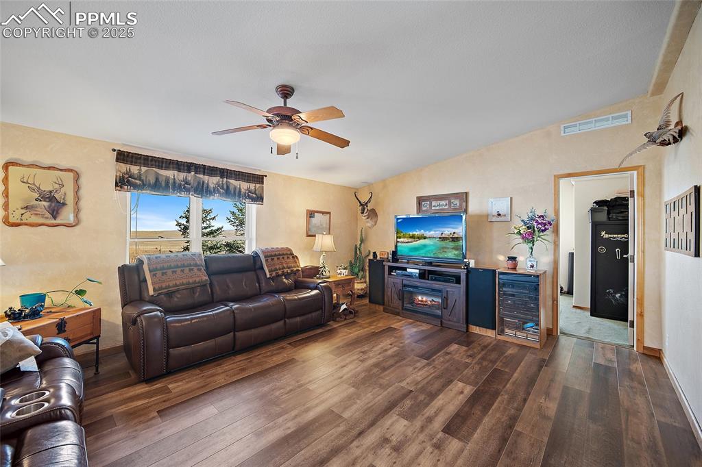 Image 5 of 33: Great Room