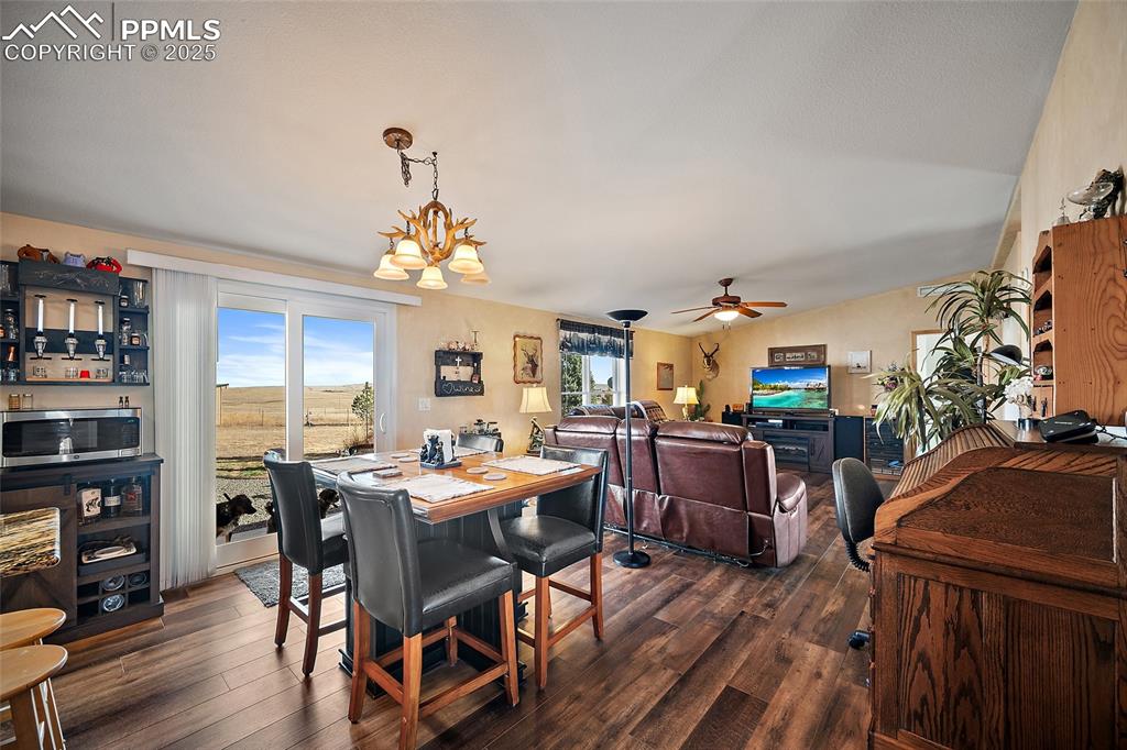 Image 9 of 33: Dining Area