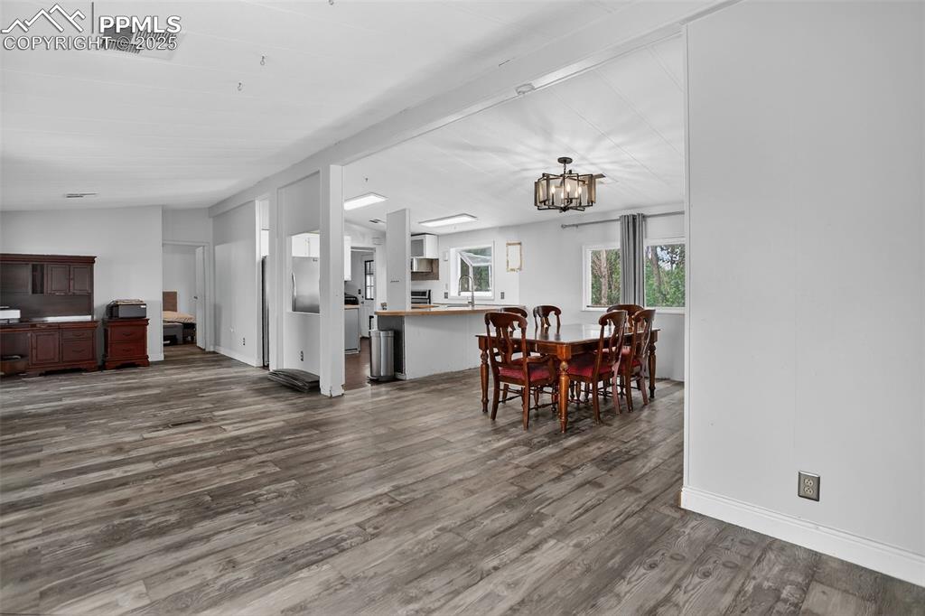 Image 11 of 37: Dining Area