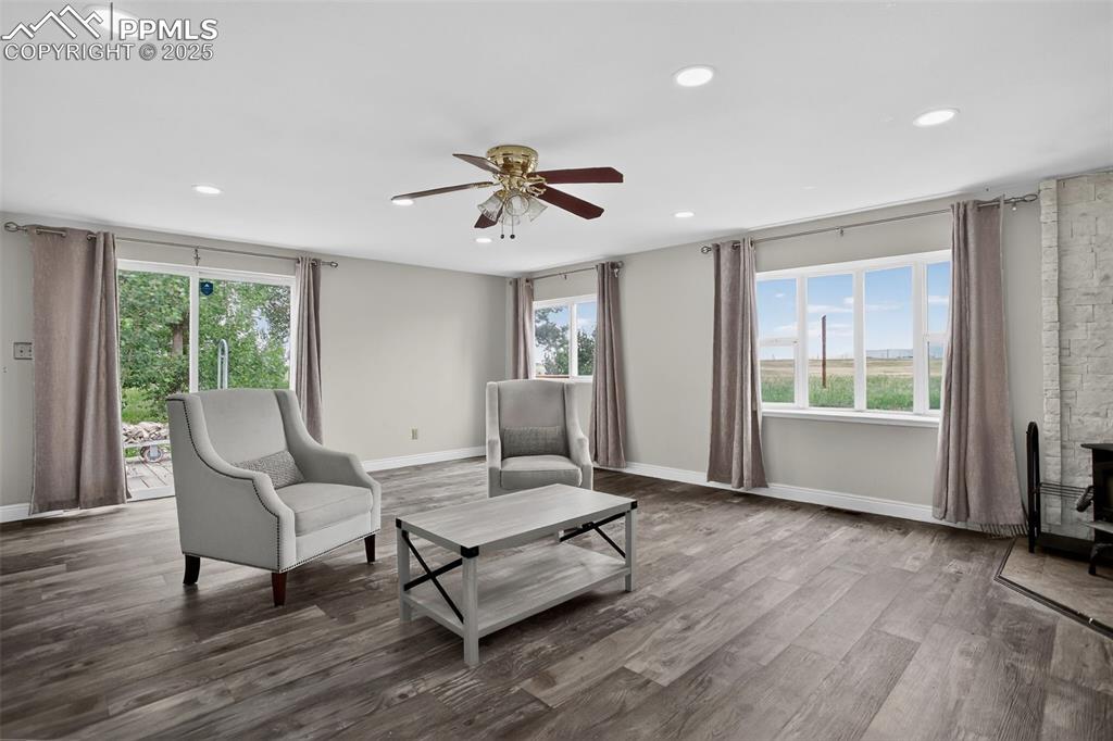 Image 14 of 37: Sitting Room