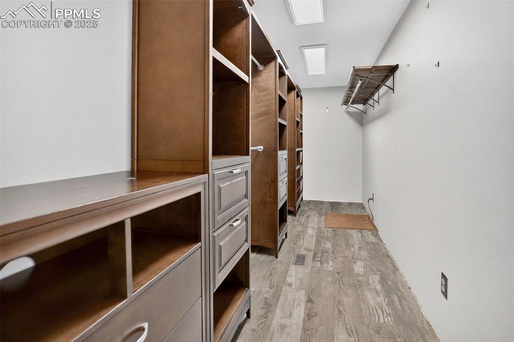 Image 22 of 37: Closet