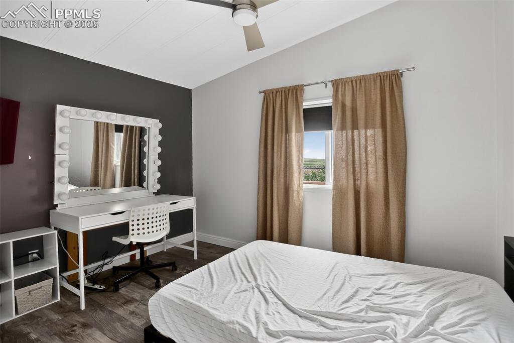 Image 27 of 37: Bedroom