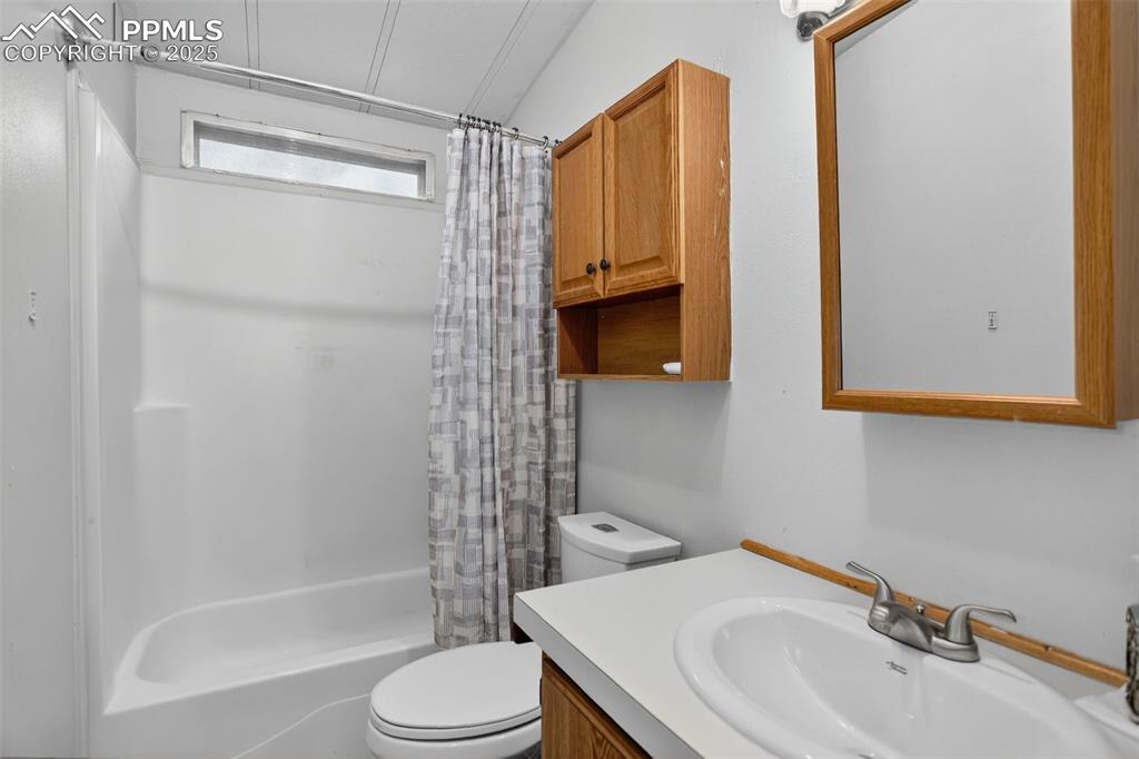 Image 29 of 37: Bathroom