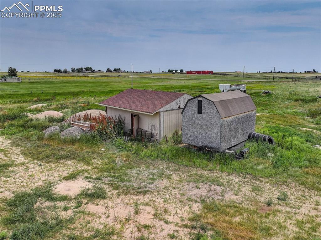 Image 33 of 37: Yard