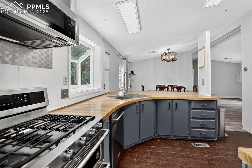 Image 5 of 37: Kitchen