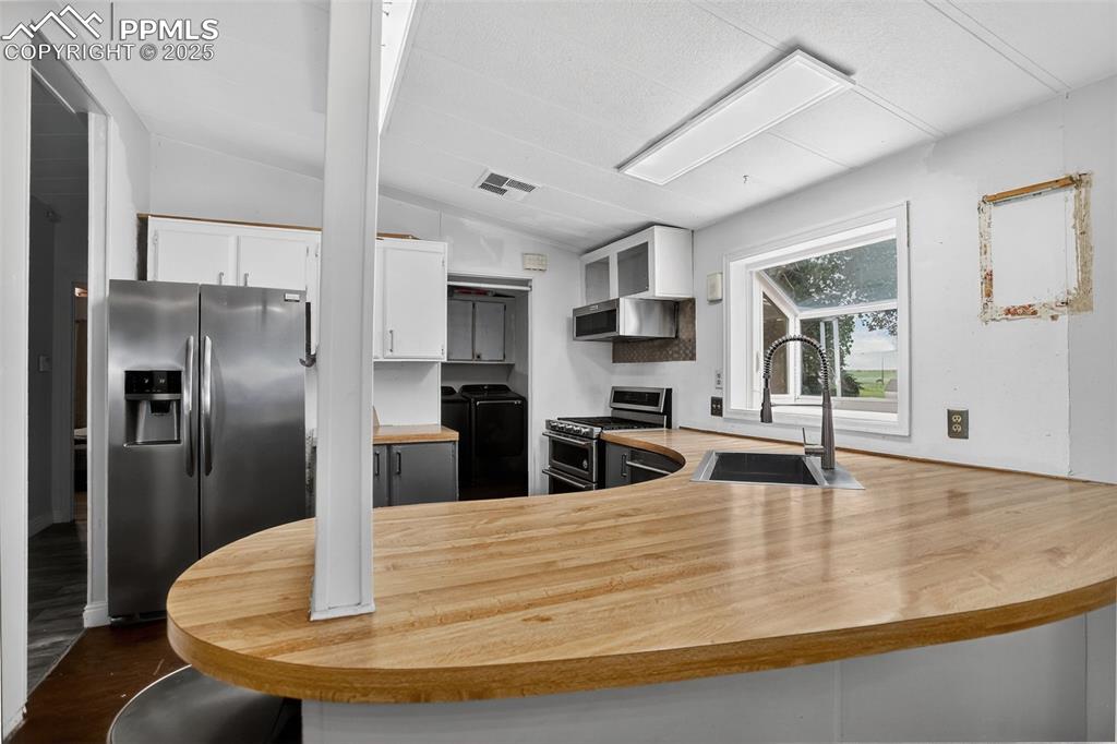 Image 6 of 37: Kitchen