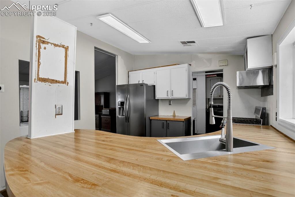 Image 7 of 37: Kitchen