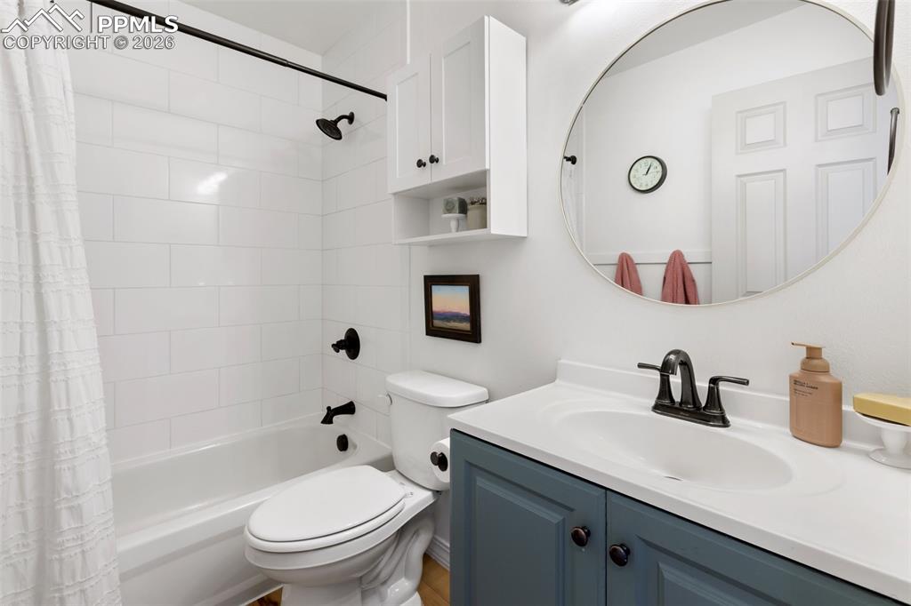 Image 13 of 21: Bathroom