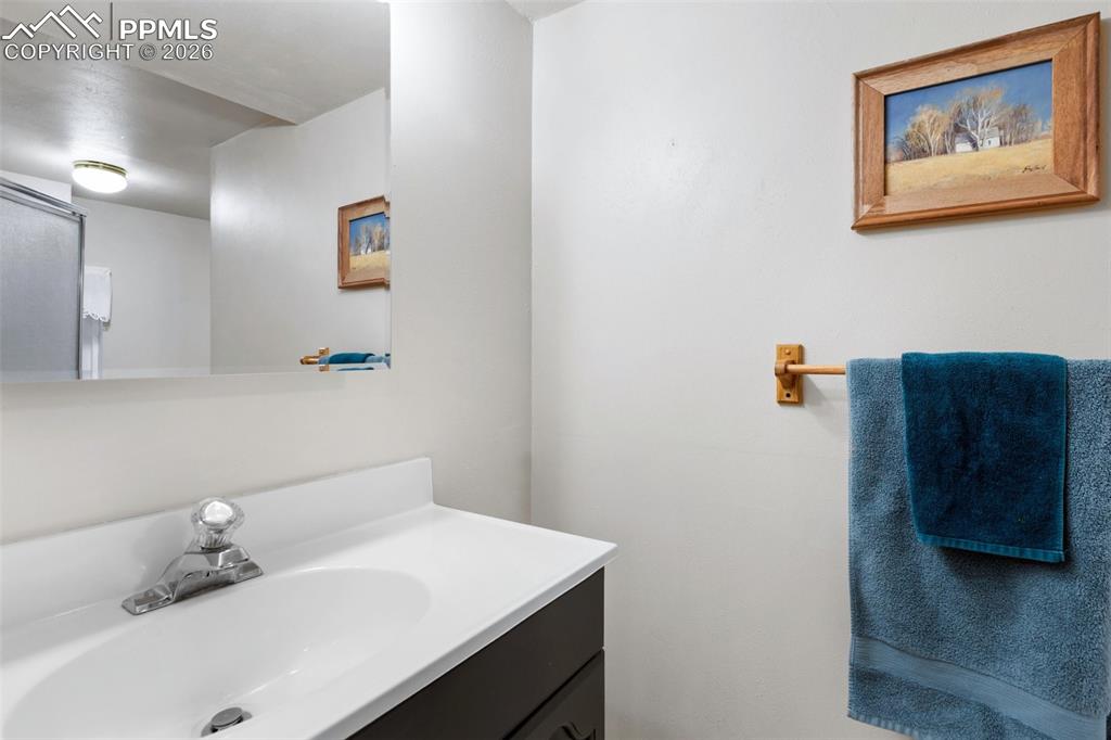 Image 18 of 21: Bathroom