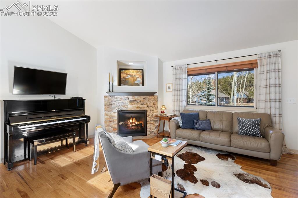 Image 4 of 21: Living Room