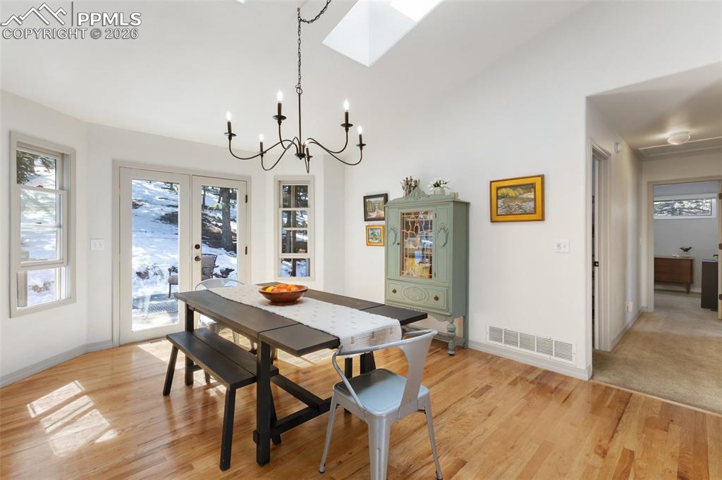 Image 6 of 21: Dining Area