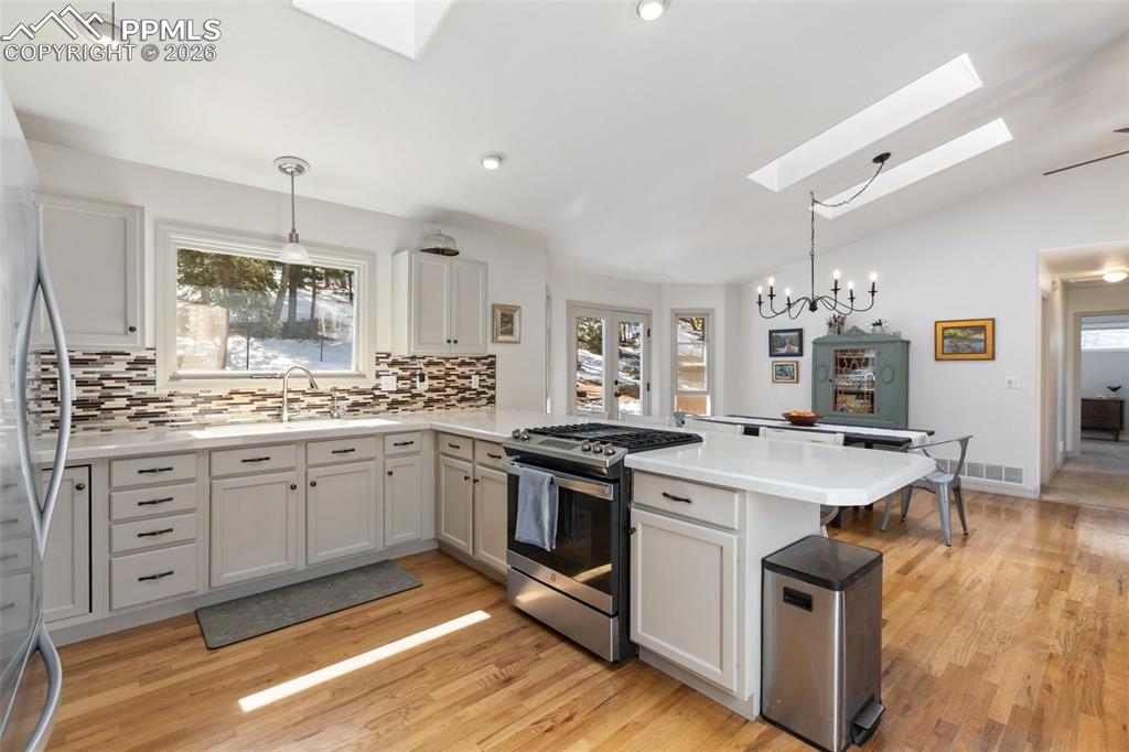 Image 7 of 21: Kitchen