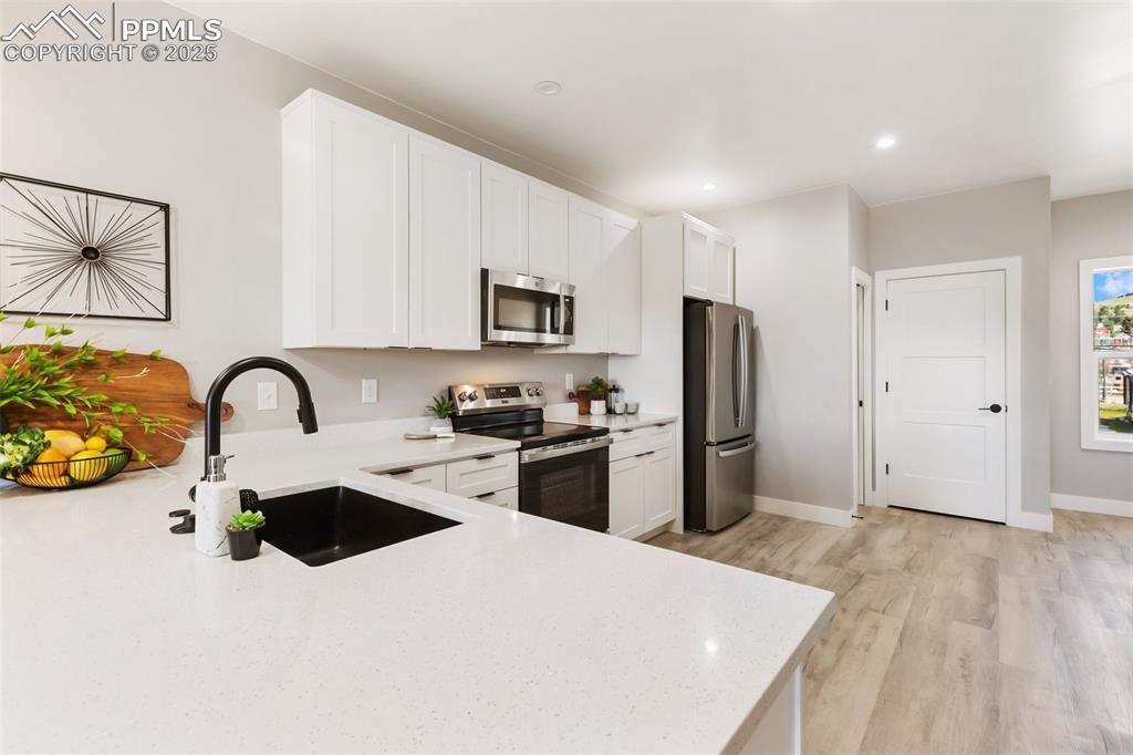 Image 16 of 36: Kitchen