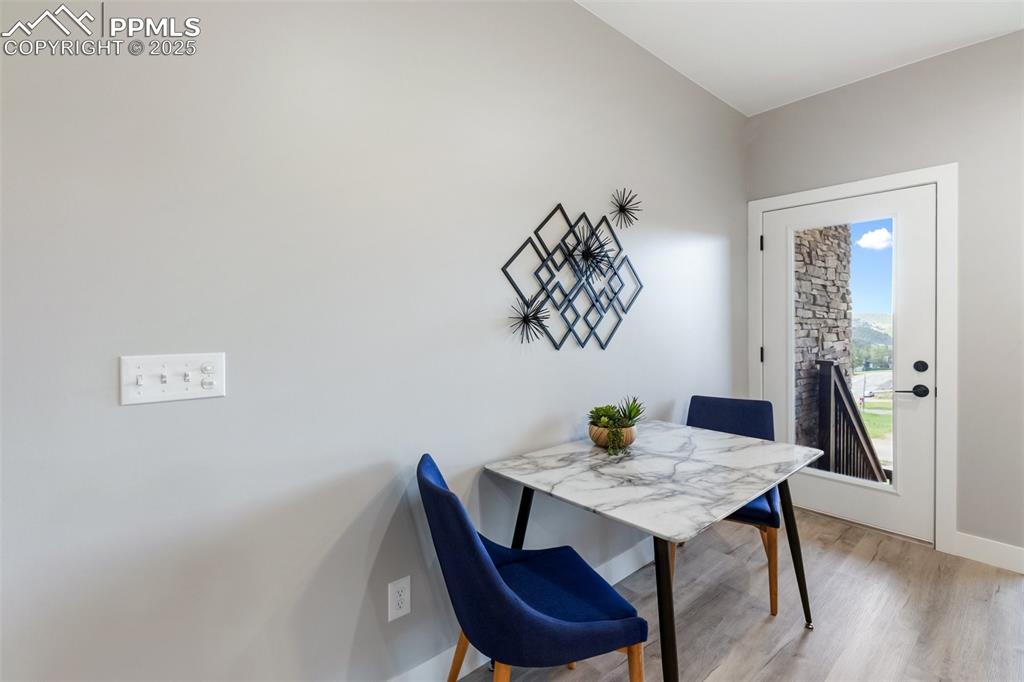 Image 17 of 36: Dining Area