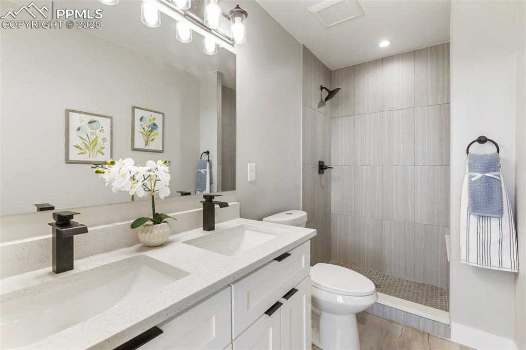 Image 22 of 36: Bathroom