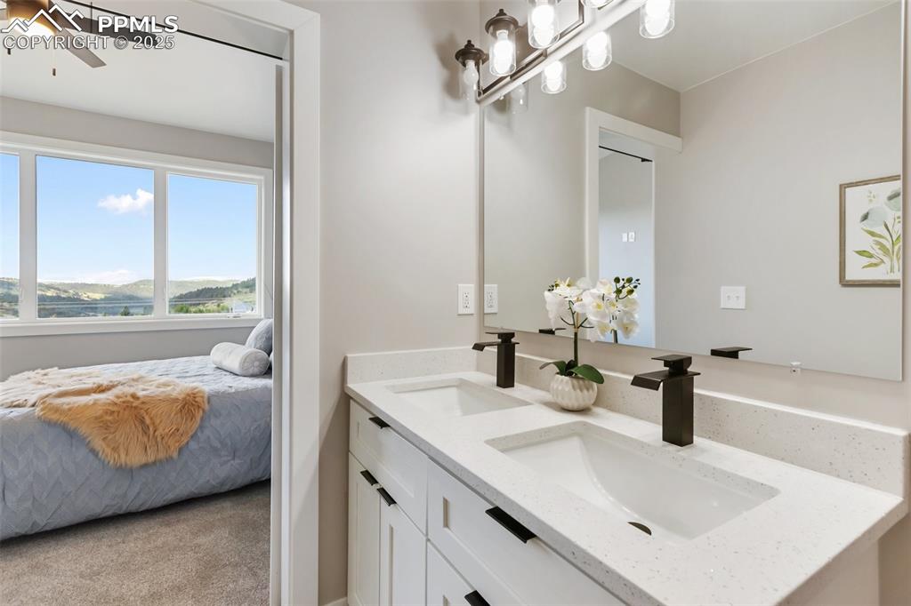 Image 23 of 36: Bathroom