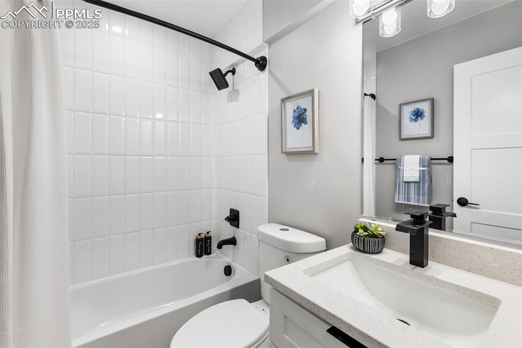 Image 26 of 36: Bathroom