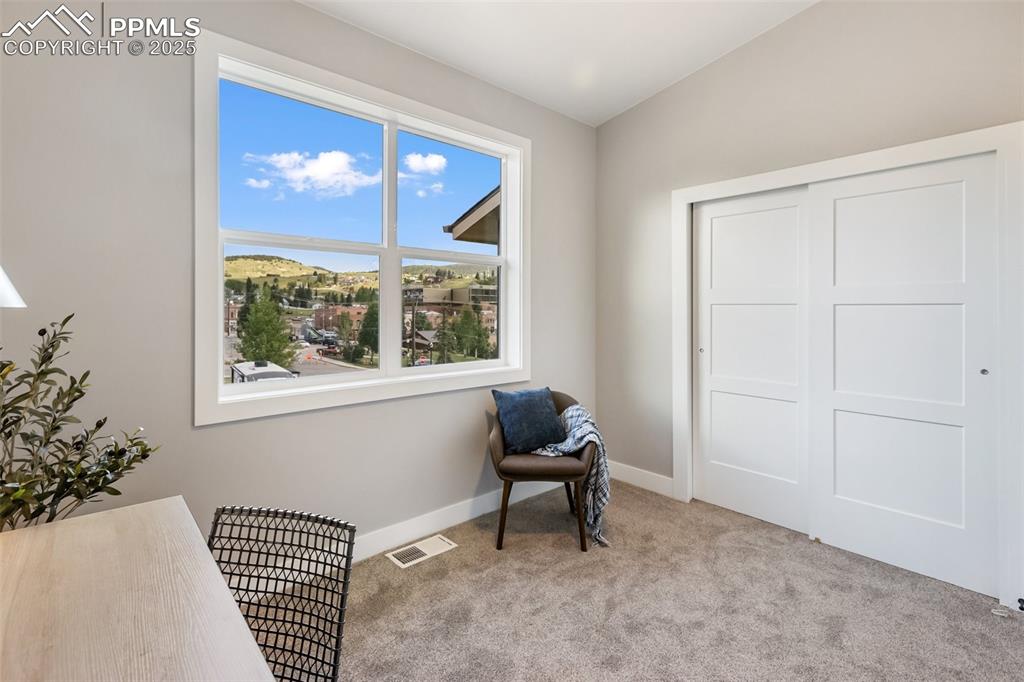 Image 28 of 36: Sitting Room