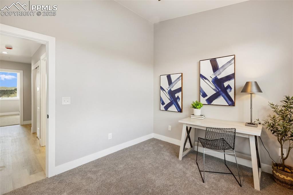 Image 29 of 36: Office