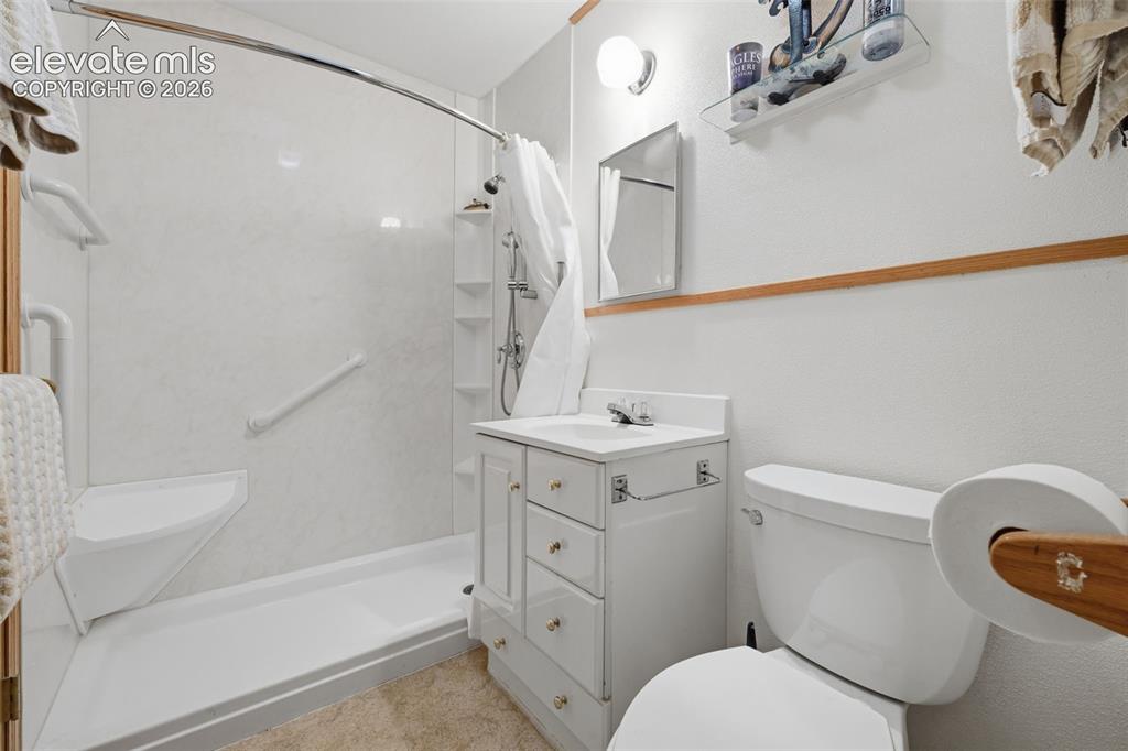 Image 12 of 25: Bathroom
