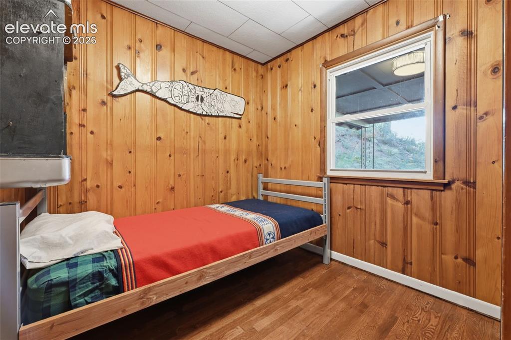 Image 13 of 25: Bedroom