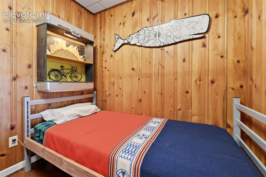 Image 14 of 25: Bedroom