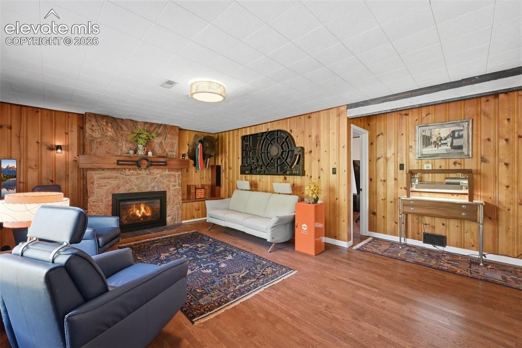 Image 17 of 25: Living Room