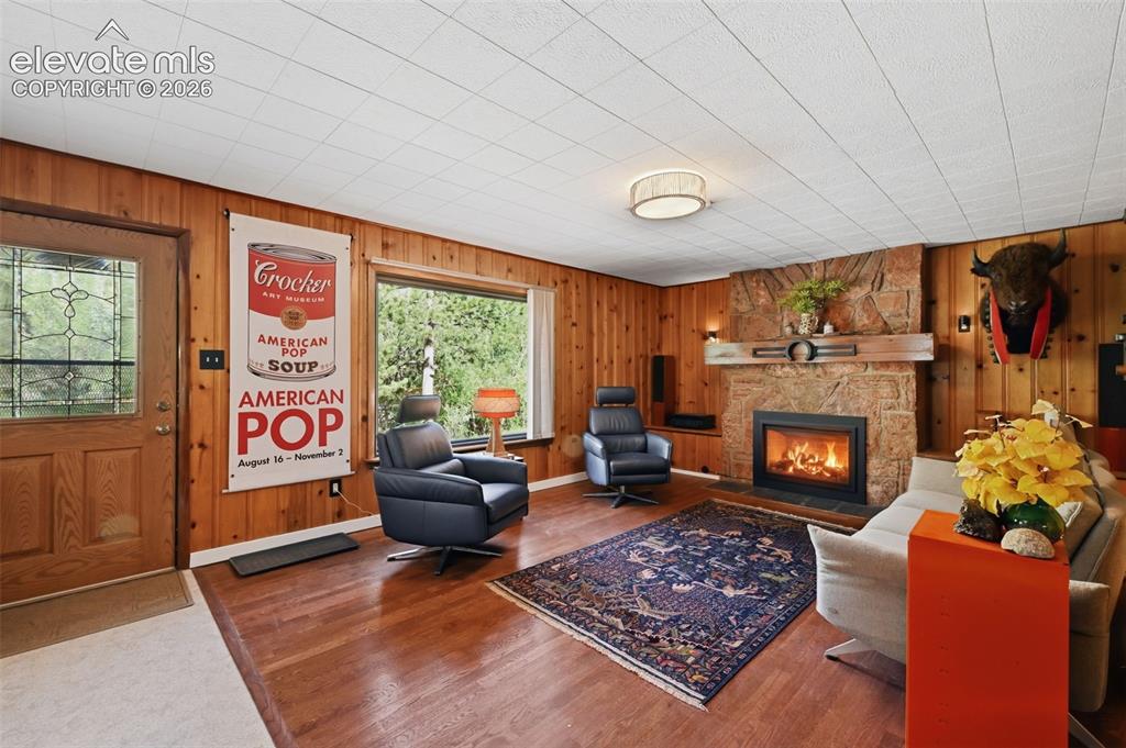 Image 18 of 25: Living Room