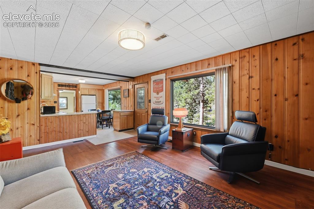Image 19 of 25: Living Room