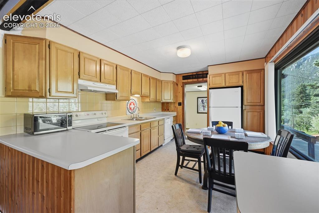 Image 20 of 25: Kitchen