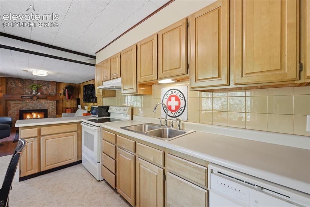 Image 22 of 25: Kitchen