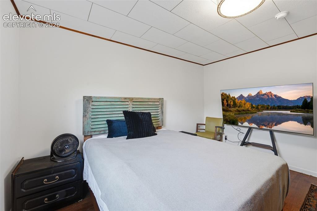 Image 9 of 25: Bedroom