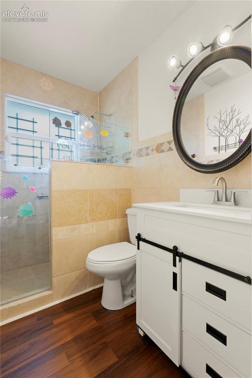 Image 18 of 32: Bathroom