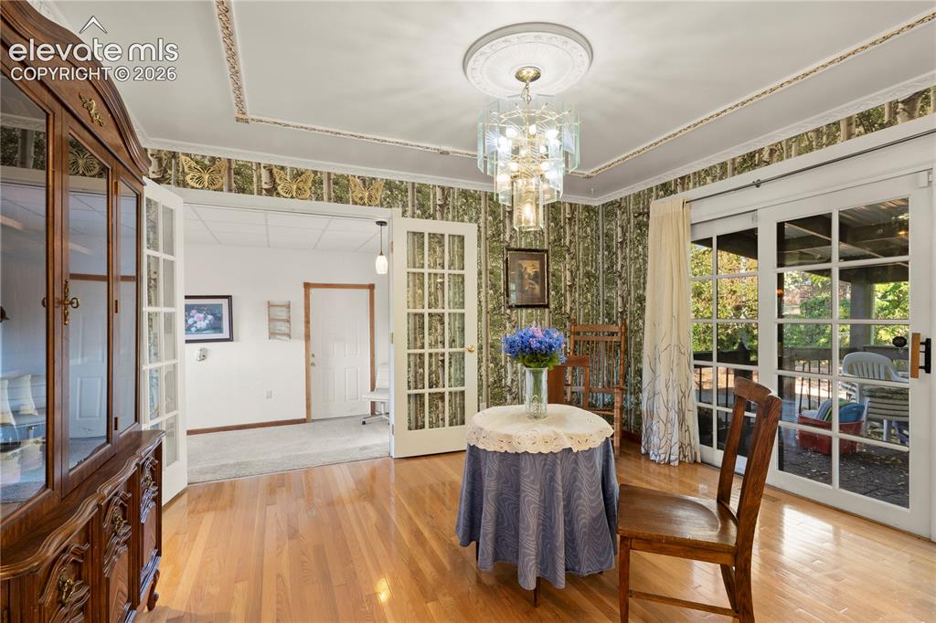 Image 6 of 32: Dining Area
