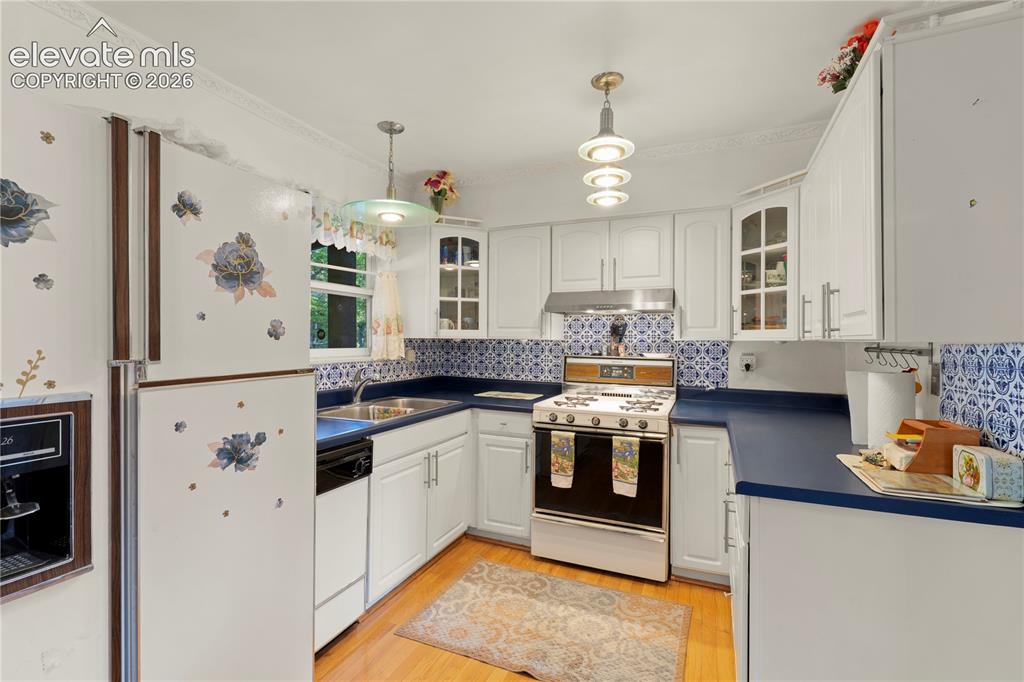 Image 7 of 32: Kitchen