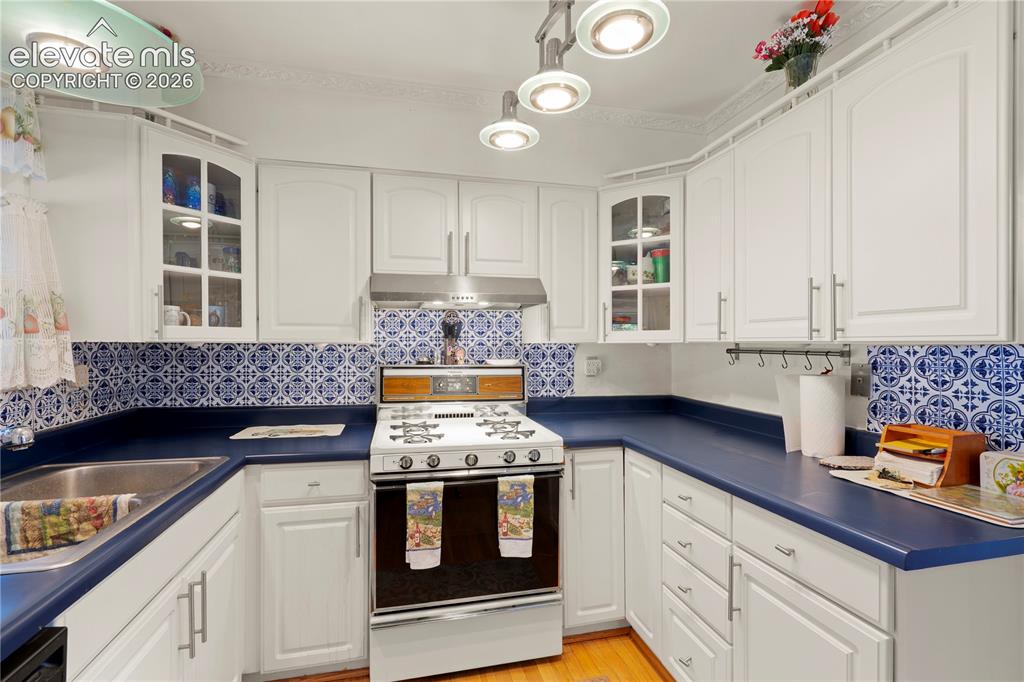 Image 8 of 32: Kitchen