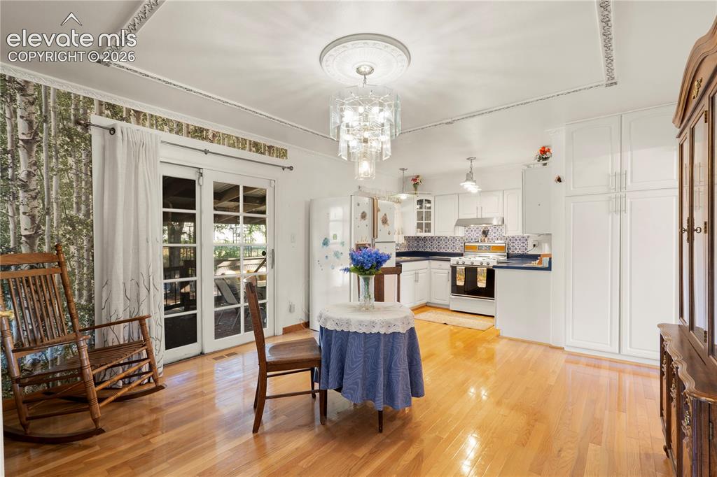 Image 9 of 32: Dining Area