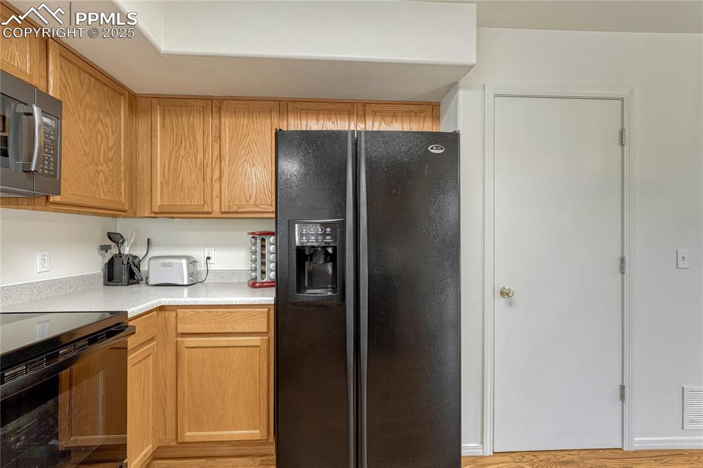 Image 15 of 50: Kitchen