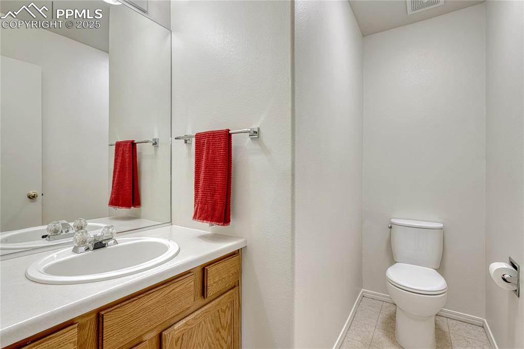 Image 16 of 50: MAIN LEVEL BATH