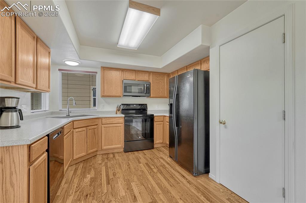 Image 17 of 50: Kitchen