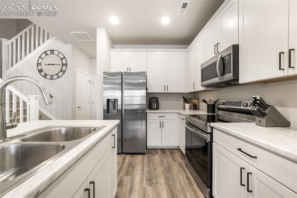 Image 12 of 48: Kitchen