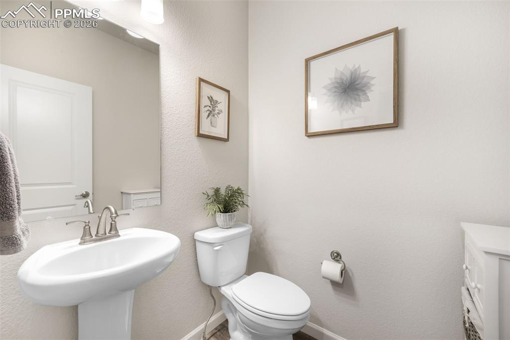 Image 25 of 48: Living Room