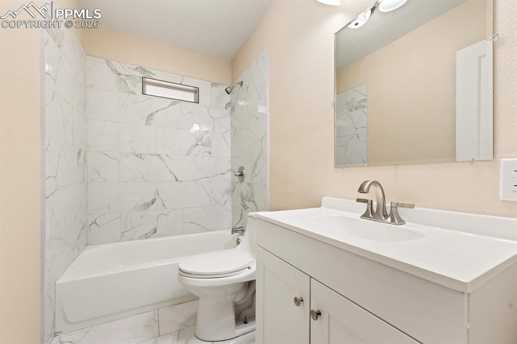 Image 11 of 26: Bathroom