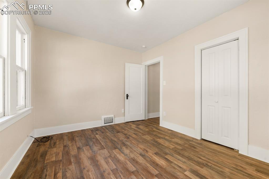 Image 14 of 26: Bedroom