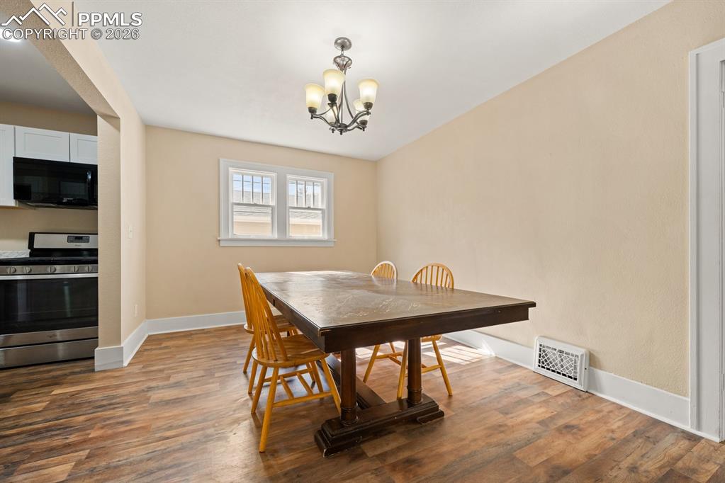 Image 5 of 26: Dining Area