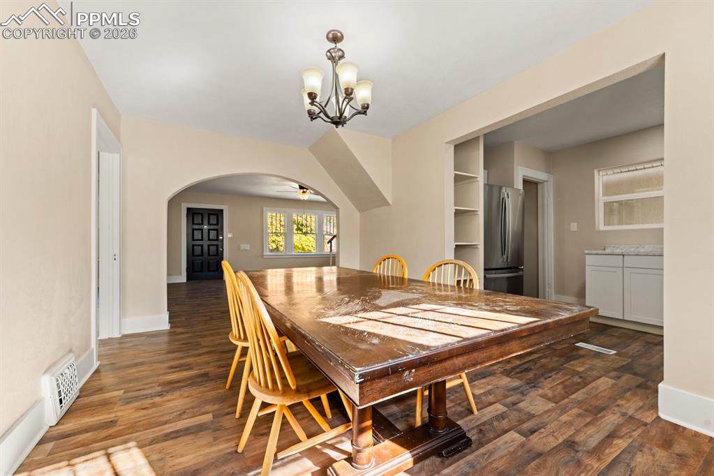 Image 6 of 26: Dining Area