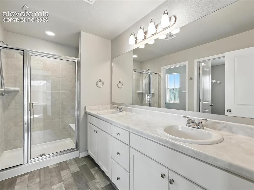 Image 17 of 39: Bathroom