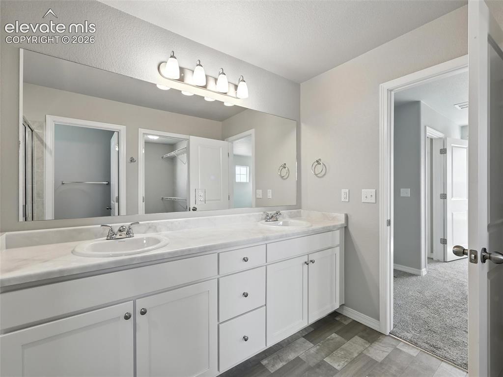 Image 18 of 39: Bathroom