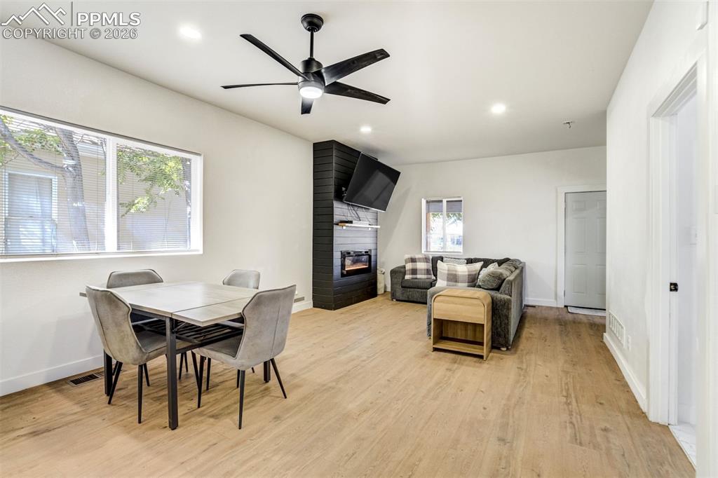 Image 11 of 27: Dining Area